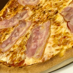 Baconos pizza