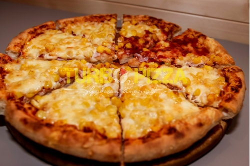 Sonkás-kukoricás pizza